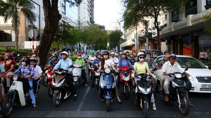 Saigon Traffic - How to cross a street in Vietnam ?
